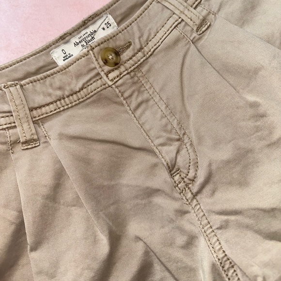ABERCROMBIE & FITCH PLEATED FRONT KHAKI SHORTS · SIZE 0/25 - Picture 4 of 6